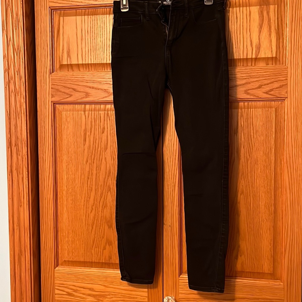 Used like new Hollister Curvy high-rise super skinny jeans. Size W27 L30